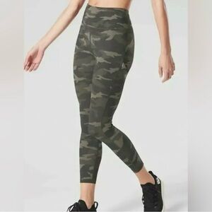 Athleta ultimate camo 7/8 tight‎ size small green camo print athletic gym